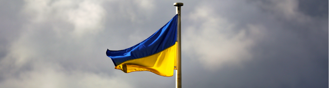 Man sieht die Flagge der Ukraine.